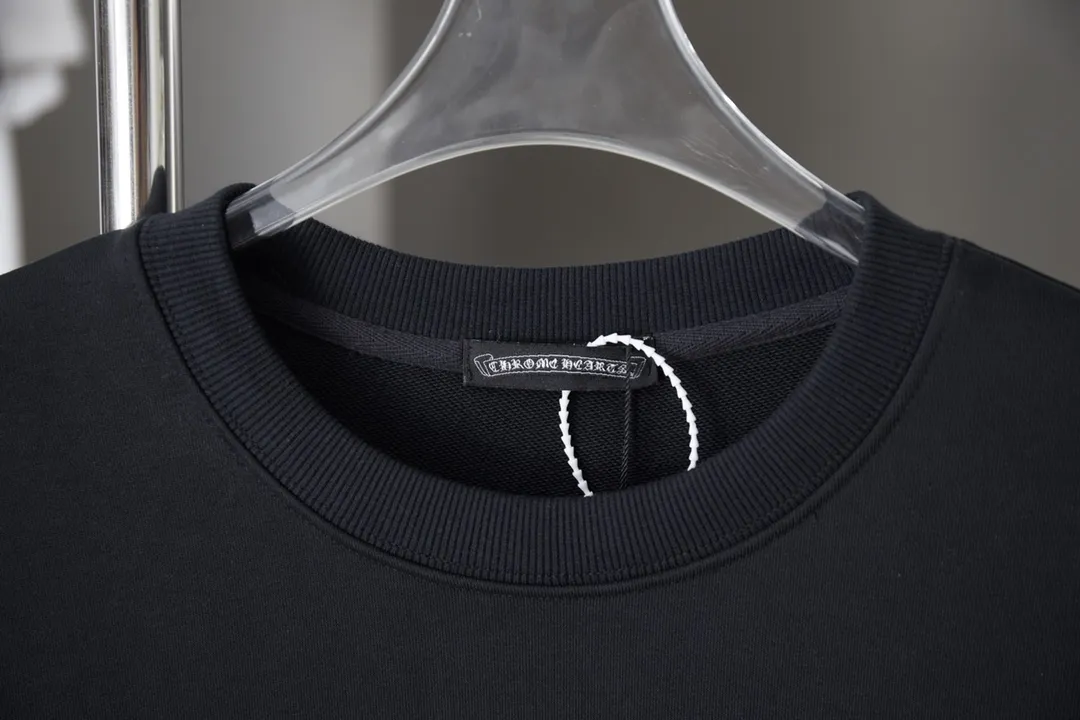 🅿️270 Ch＊ome Hearte 25FW Autumn and Winter Cross leather patch pullover round neck sweatshirt Light luxury essential item for daily commuting for men and women Correct version Welcome to compare Detailed features · Made of 480g pure cotton double yarn fish scale terry fabric · Dust-free facial singeing process Bottom suction Environmentally friendly reactive dyeing · Imported Tajima machine embroidery patch leather cross · Imported Tajima machine embroidered logo letters · Hand-stitched hardware Crochet heart · Double-needle sewing cross-stitching process · Original main mark, washed tag, moisture-proof paper packaging Color: White/Black Size: S M L XL